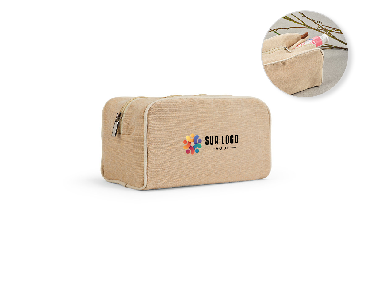 Bolsa de cosméticos em juco (mistura de algodão e juta, 260g/m²) com interior forrado em tecido 70% algodão reciclado e 30% poliéster reciclado. Compartimento espaçoso com zíper. 250 x 130 x 100 mm