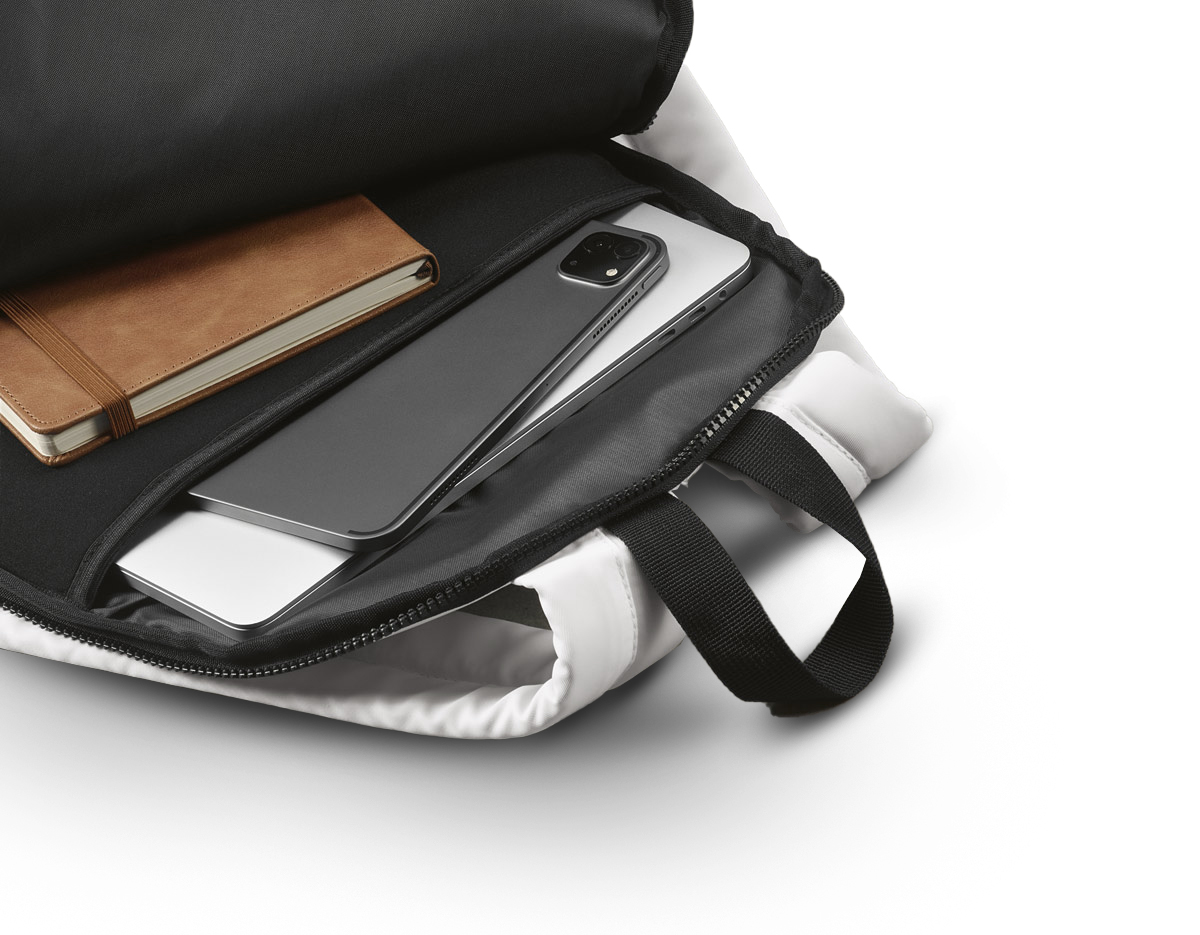 Mochila em 290T poliéster reciclado (100% rPET), em sarja com forro em 210D poliéster reciclado (100% rPET). Contém compartimento posterior com divisória para notebook até 15" e compartimento frontal totalmente forrado. Parte posterior e alças almofadadas. Contém duas faixas pretas refletoras na parte frontal. Capacidade até 18 L. 300 x 470 x 150 mm