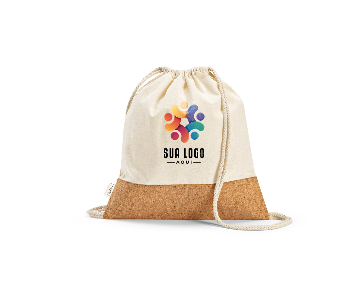 Sacola tipo mochila em 70% algodão reciclado e 30% poliéster reciclado (180 g/m²) com base em cortiça. Alças em algodão. 370 x 410 mm