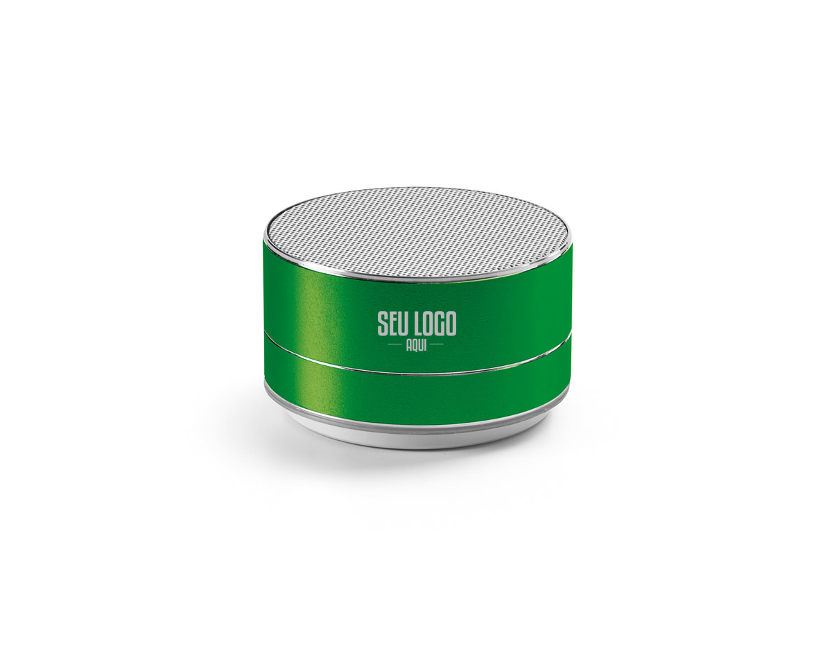 Caixa de som portátil com microfone, em alumínio 100% reciclado e detalhes em ABS 100% reciclado. Transmissão sem fios BT v5.0 e leitor de cartões microSD com 3W. Bateria com 400 mAh e autonomia aproximada de 3h. Função para atender chamadas, controle de volume e conexão à playlist do dispositivo móvel. Incluso cabo micro USB para carregar. Fornecido em caixa presente de papel kraft reciclado que pode ser reutilizada como suporte de celular. ø71 x 42 mm | Caixa: 80 x 80 x 60 mm