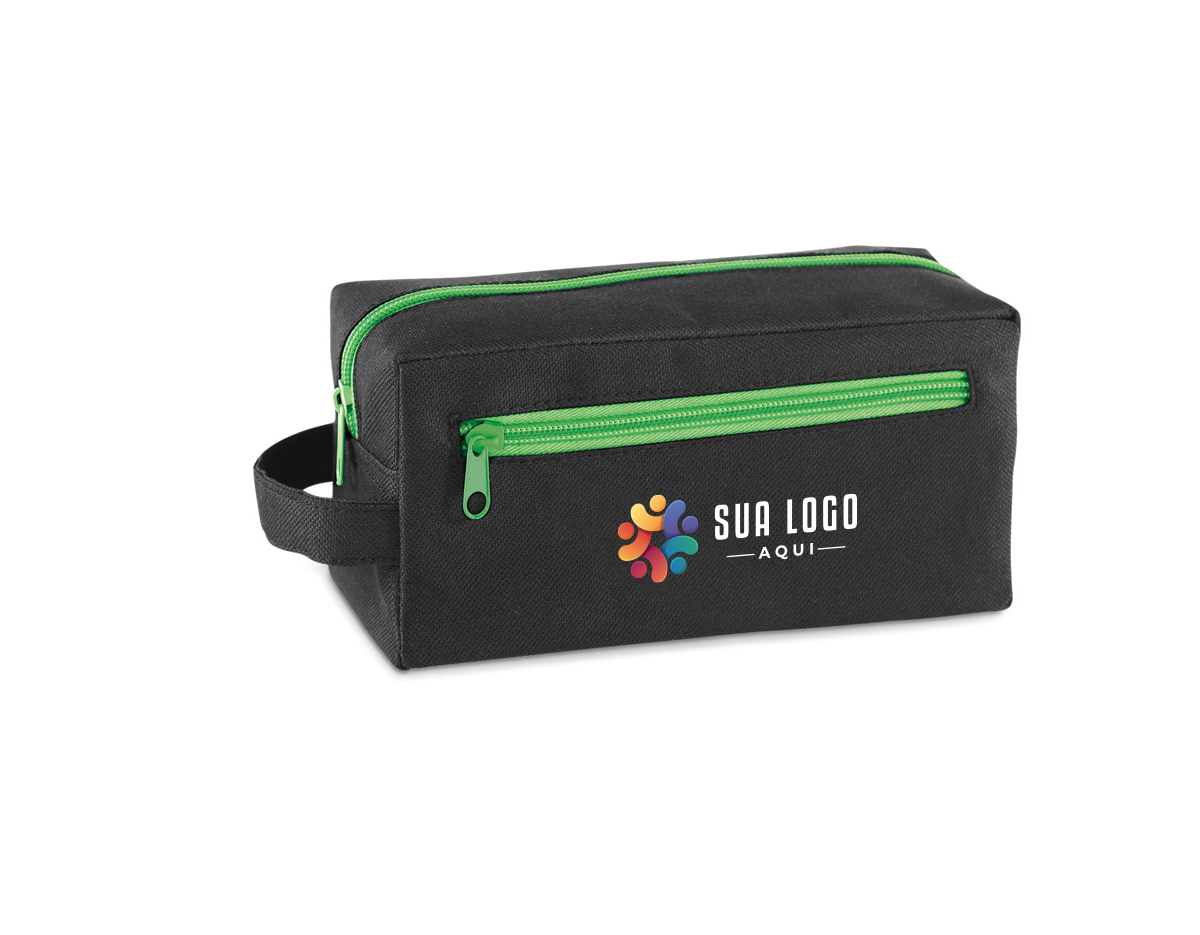 Bolsa de cosméticos confeccionada em tecido 600D, com dimensões de 200 x 115 x 85 mm. Inclui uma alça para facilitar o transporte e um bolso frontal para organização adicional. Ideal para manter produtos de beleza e cuidados pessoais organizados e acessíveis.