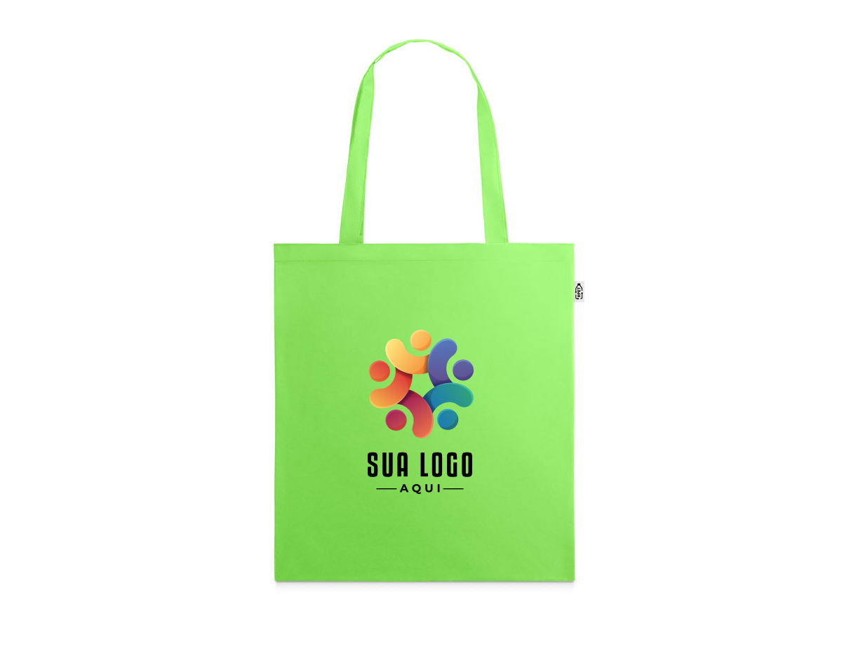 Sacola 100% poliéster reciclado 190T (100% rPET). Produzida a partir de plástico reciclado contribuindo para a redução dos resíduos no meio ambiente. Alças de 55 cm. 380 x 420 mm
