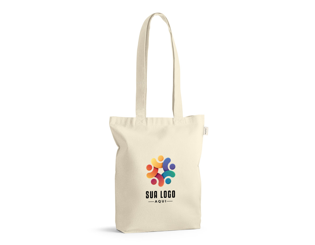 Sacola feita de 100% algodão reciclado (140 g/m²) com alças de 75 cm de comprimento. Dimensões: 380 x 420 x 100 mm. Ideal para uso diário, oferecendo durabilidade e sustentabilidade em um design funcional.