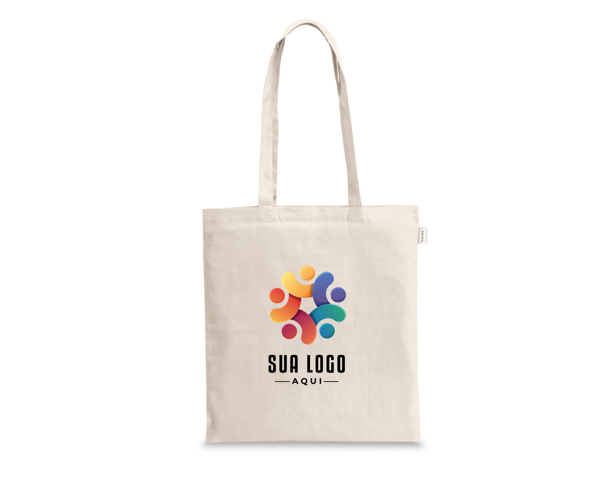 Sacola confeccionada em 100% algodão reciclado (140 g/m²), com alças de 65 cm. Medidas: 380 x 420 mm. Ideal para quem busca um produto sustentável e resistente para uso diário.