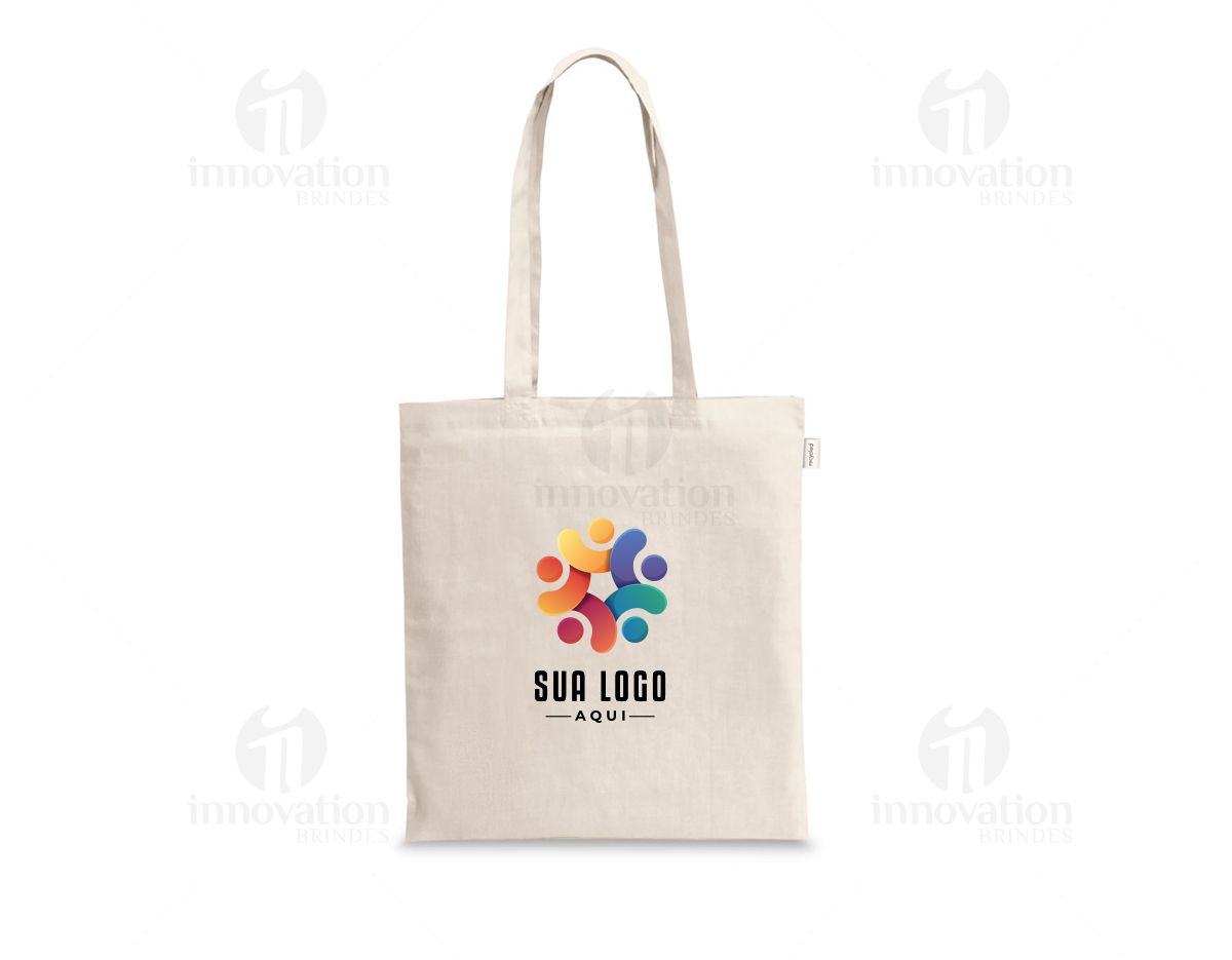 Sacola de 100% algodão reciclado (180 g/m²) com alças de 65 cm. Medidas: 380 x 420 mm. Confeccionada para oferecer resistência e durabilidade, é uma opção sustentável para o uso diário.