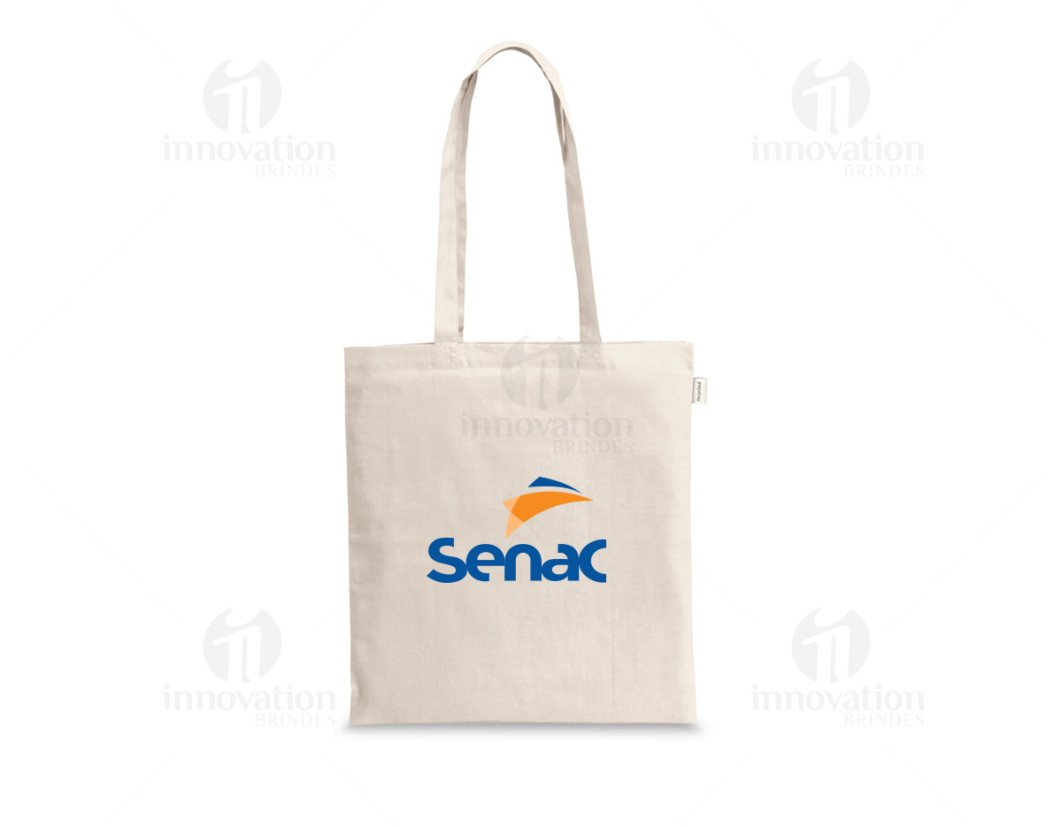 Sacola de 100% algodão reciclado (180 g/m²) com alças de 65 cm. Medidas: 380 x 420 mm. Confeccionada para oferecer resistência e durabilidade, é uma opção sustentável para o uso diário.