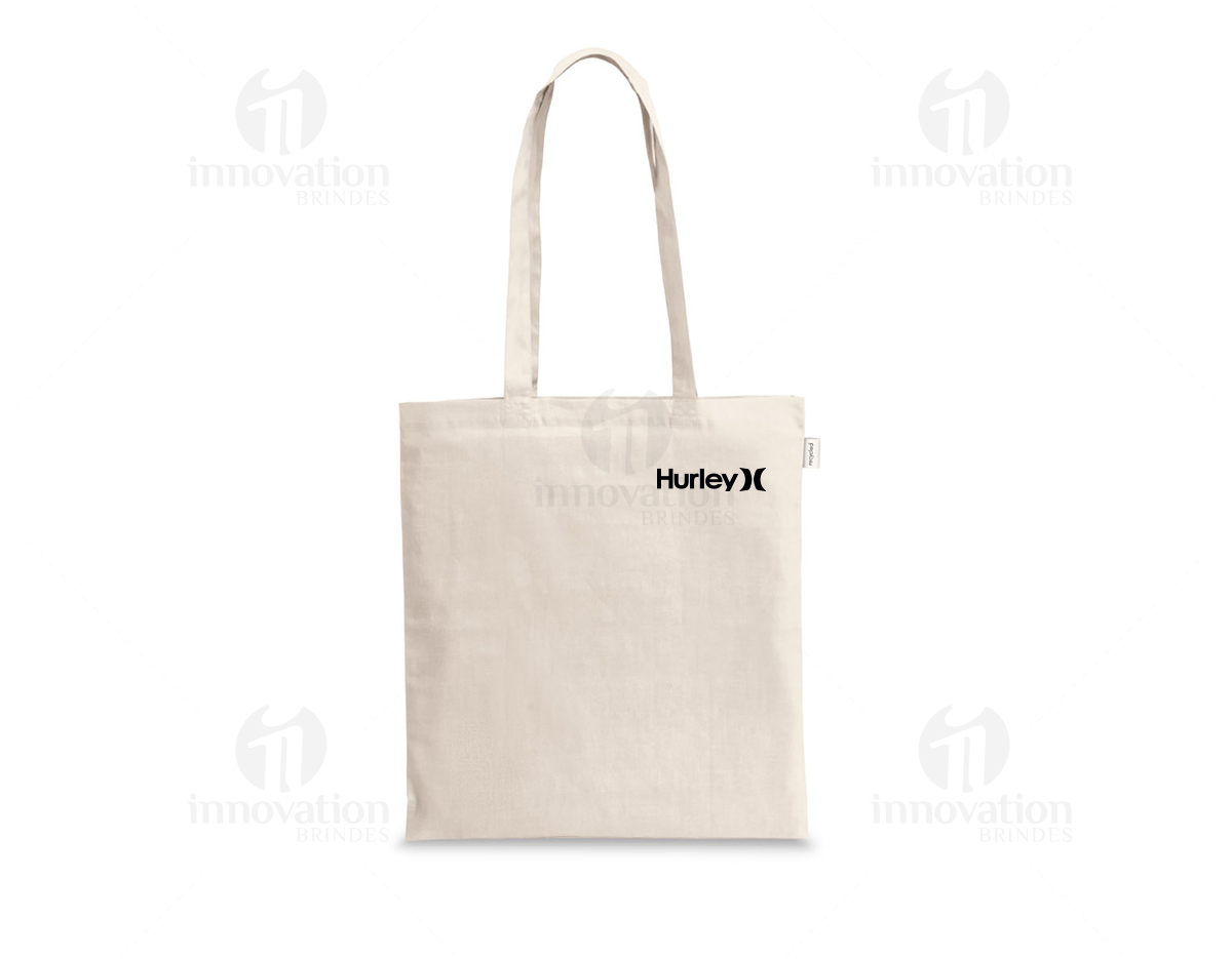 Sacola de 100% algodão reciclado (180 g/m²) com alças de 65 cm. Medidas: 380 x 420 mm. Confeccionada para oferecer resistência e durabilidade, é uma opção sustentável para o uso diário.