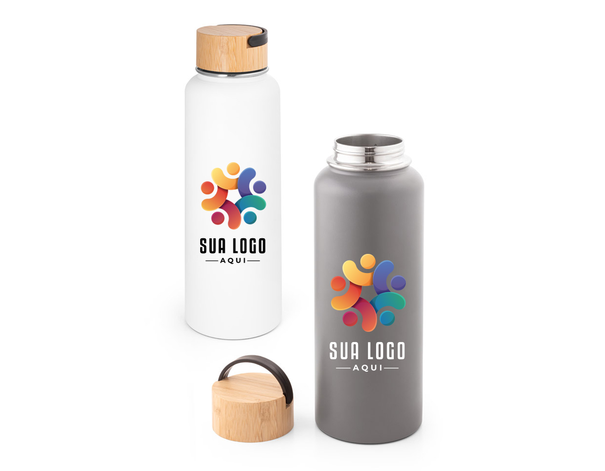 Garrafa em aço inox (90% reciclado) de parede dupla térmica, isolada a vácuo. Com tampa e base em bambu. Capacidade até 550 mL. Fornecido em caixa presente kraft. Certificação EU Food Grade. A cor e o resultado da impressão nos materiais naturais pode variar entre produtos. ø71 x 272 mm