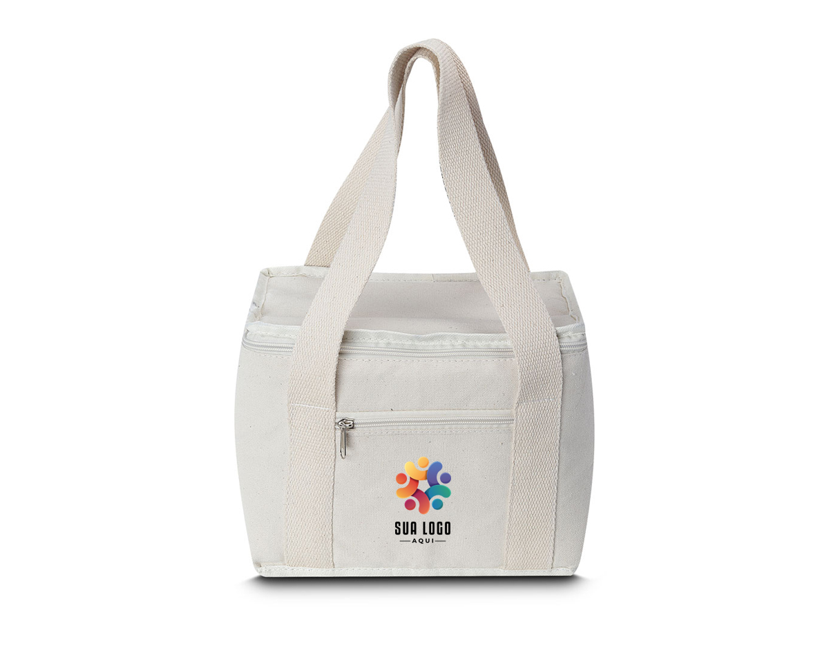 Bolsa térmica em algodão cru, equipada com um bolso frontal e alça de mão para fácil transporte. O compartimento interno é soldado, garantindo maior eficiência térmica e conservação dos alimentos.
