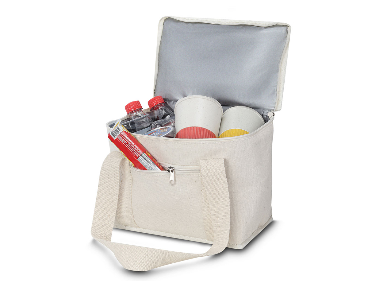 Bolsa térmica em algodão cru, equipada com um bolso frontal e alça de mão para fácil transporte. O compartimento interno é soldado, garantindo maior eficiência térmica e conservação dos alimentos.