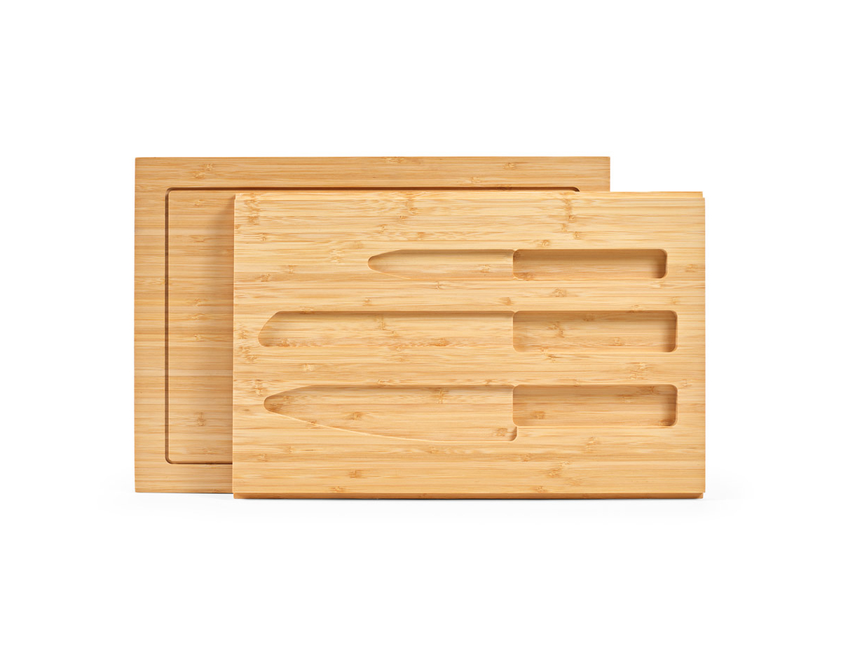 Conjunto de tábuas em bambu com 3 facas inclusas. Composto por duas tábuas: a tábua exterior e a tábua interior que assume duas funcionalidades - um compartimento para três facas inclusas (faca de legumes, faca de pão, faca de cozinha) e como tábua de corte. Fornecida em caixa presente em papel kraft reciclado. Certificação EU Food Grade. A cor e o resultado da impressão nos materiais naturais pode variar entre produtos. 390 x 280 x 45 mm | Tábua exterior: 390 x 280 x 15 mm | Tábua interior: 380 x 250 x 15 mm