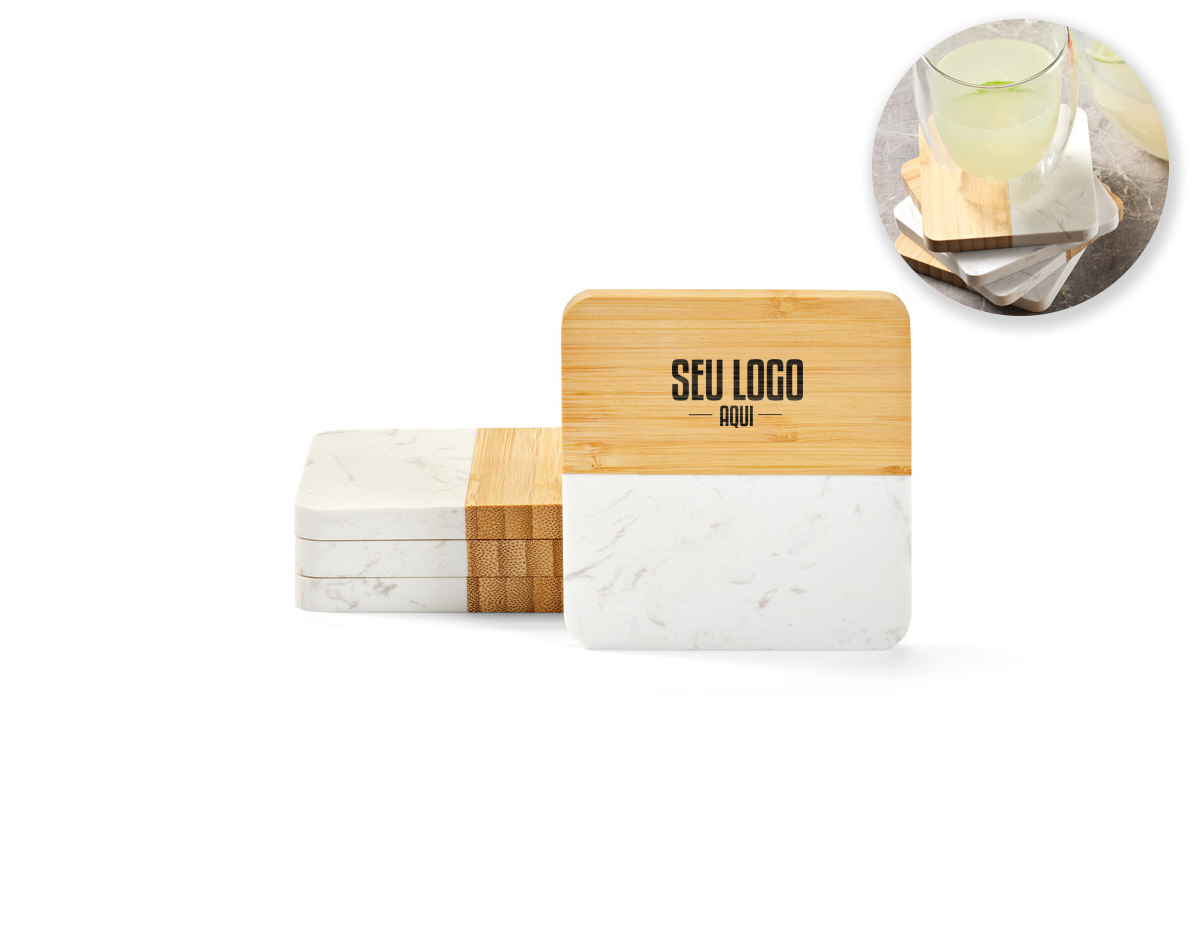 Conjunto de 4 porta copos em mármore e bambu em formato quadrado. Cada peça individual está dividida, pela sua metade, em mármore e bambu. Fornecido em caixa presente em papel kraft reciclado. Certificação EU Food Grade. A cor e o resultado da impressão nos materiais naturais pode variar entre produtos. 100 x 100 x 10 mm