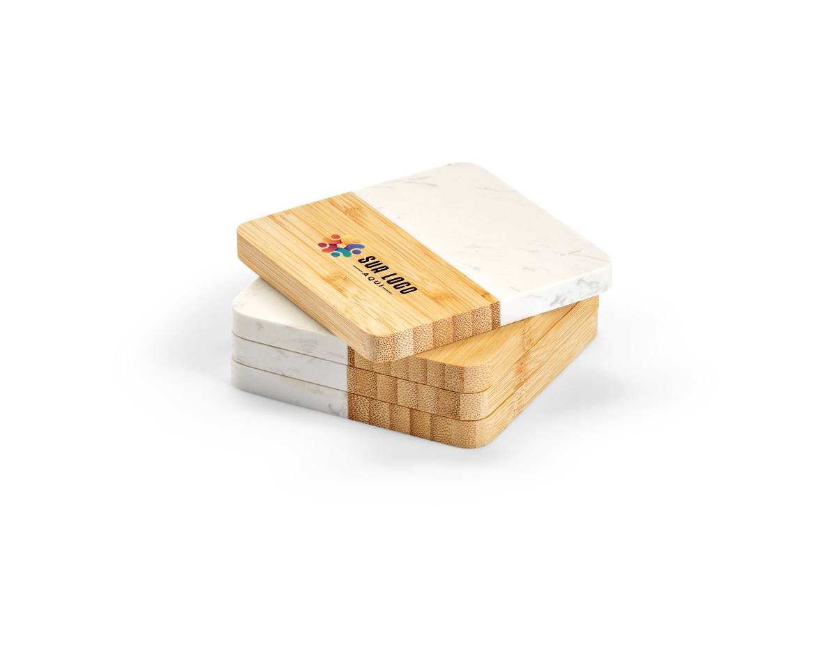 Conjunto de 4 porta copos em mármore e bambu em formato quadrado. Cada peça individual está dividida, pela sua metade, em mármore e bambu. Fornecido em caixa presente em papel kraft reciclado. Certificação EU Food Grade. A cor e o resultado da impressão nos materiais naturais pode variar entre produtos. 100 x 100 x 10 mm