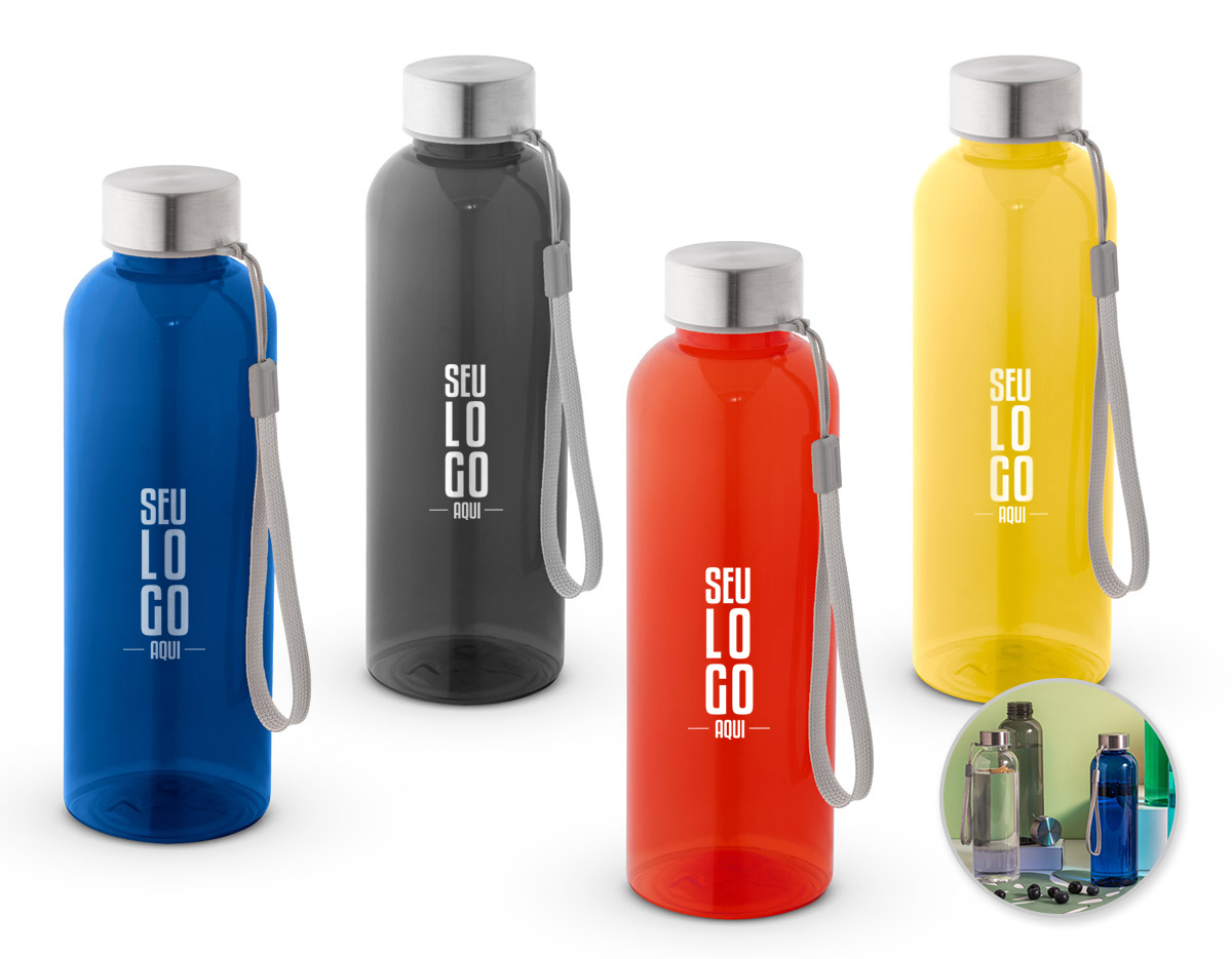 Squeeze em rPET 100% reciclado e tampa em aço inox, com pega em corda para facilitar o transporte. Capacidade até 580 mL. Caixa branca 94656 vendida opcionalmente. Certificação EU Food Grade. ø65 x 210 mm