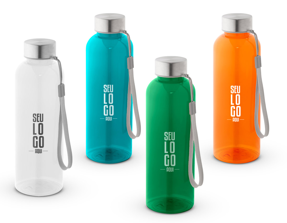 Squeeze em rPET 100% reciclado e tampa em aço inox, com pega em corda para facilitar o transporte. Capacidade até 580 mL. Caixa branca 94656 vendida opcionalmente. Certificação EU Food Grade. ø65 x 210 mm