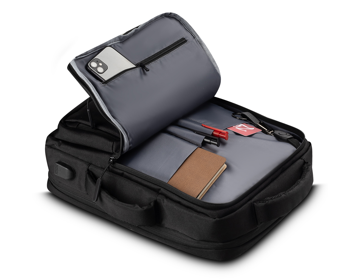 Mochila produzida em tecido de poliéster, alça de ombro e mão acolchoada,2 bolsos frontais e divisórias internas, aceita notebooks de até 15,6", porta USB na lateral da mochila, possui engate para mala de viagem.