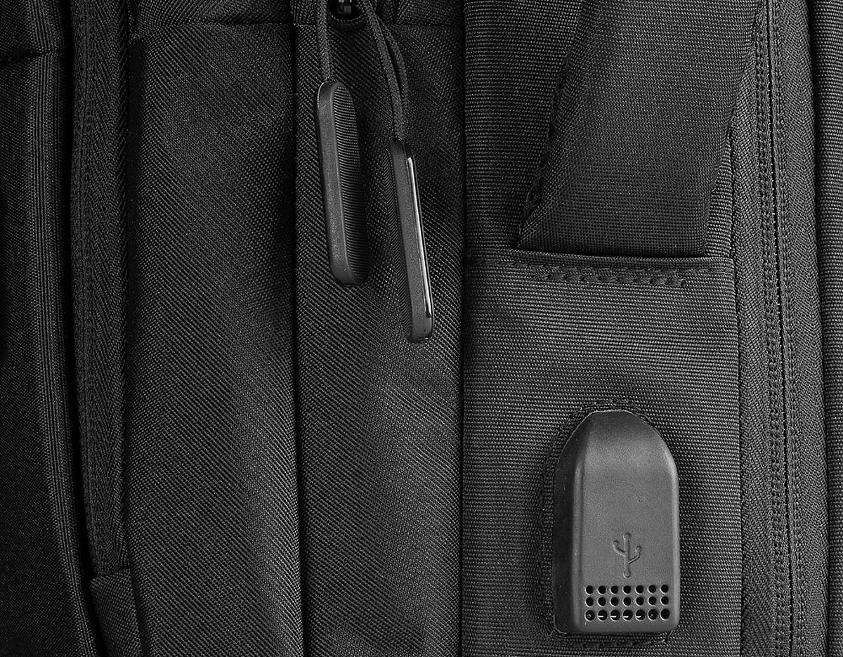 Mochila produzida em tecido de poliéster, alça de ombro e mão acolchoada,2 bolsos frontais e divisórias internas, aceita notebooks de até 15,6", porta USB na lateral da mochila, possui engate para mala de viagem.