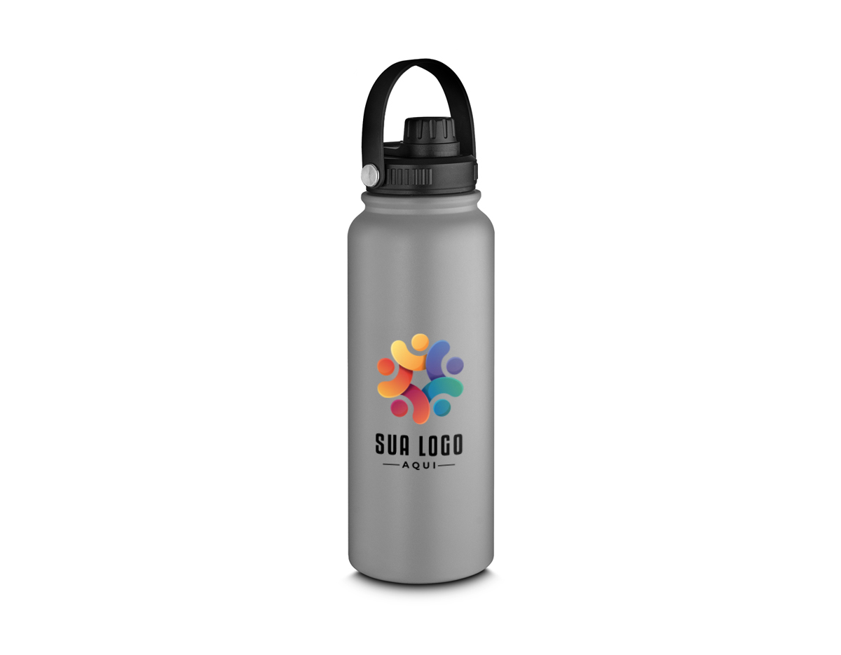 Garrafa térmica em aço inox com parede dupla com capacidade de 1,1L, tampa rosqueável com alça plástica e anel de silicone para vedação.