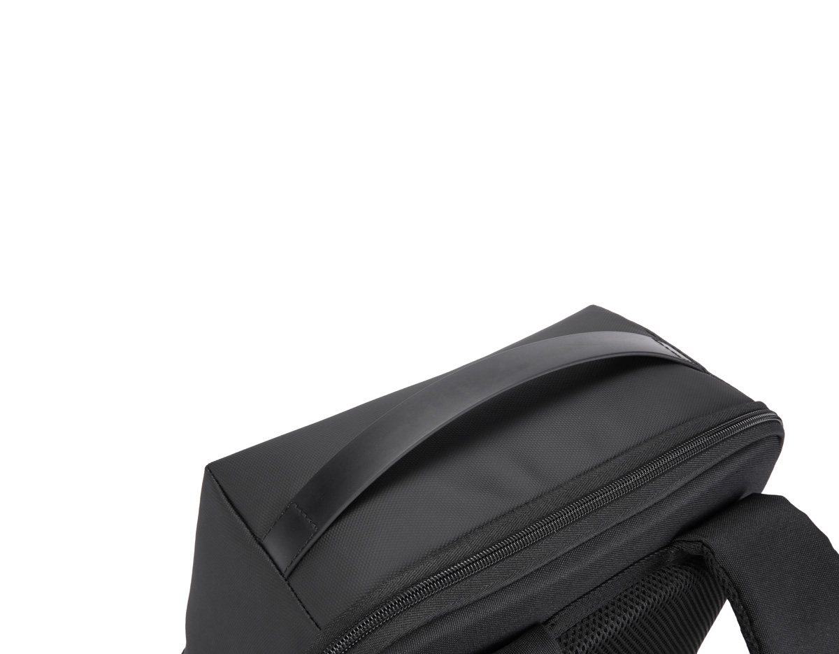 Mochila premium, produzida com poliéster acolchoado, alças de ombro acolchoadas, interior com divisórias, engate para mala de viagem, aceita notebook de até 15,6”.
