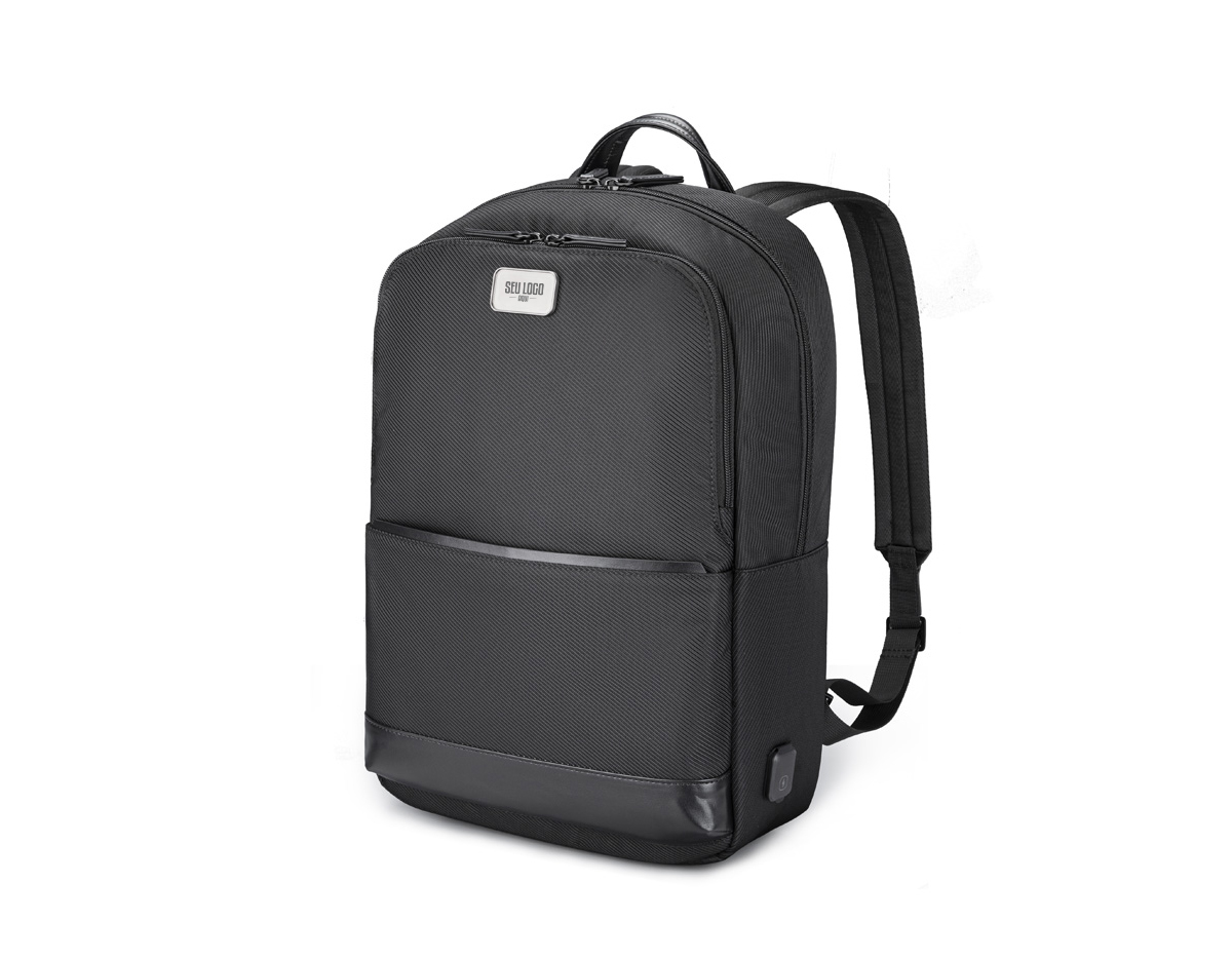 Mochila premium, produzida com poliéster acolchoado, alças de ombro acolchoadas, tecido impermeável, bolso frontal com zíper,divisória interna para canetas e pequenos objetos, aceita notebook de até 15,6”, porta USB na lateral, com engate para mala de viagem.