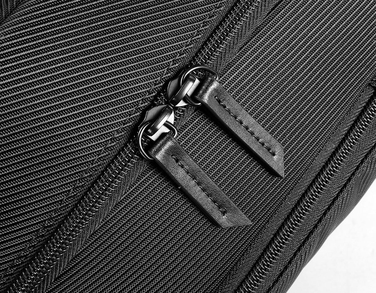 Mochila premium, produzida com poliéster acolchoado, alças de ombro acolchoadas, tecido impermeável, bolso frontal com zíper,divisória interna para canetas e pequenos objetos, aceita notebook de até 15,6”, porta USB na lateral, com engate para mala de viagem.