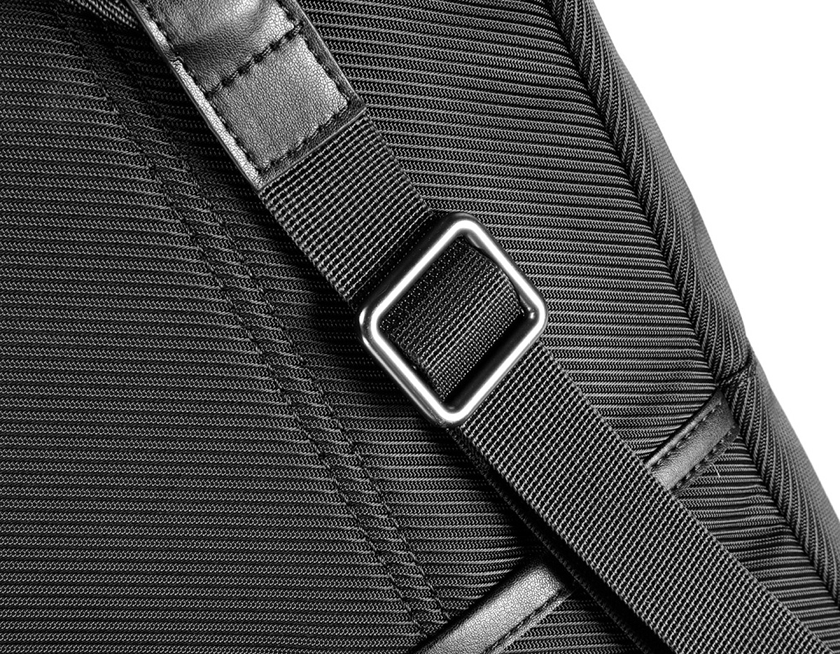 Mochila premium, produzida com poliéster acolchoado, alças de ombro acolchoadas, tecido impermeável, bolso frontal com zíper,divisória interna para canetas e pequenos objetos, aceita notebook de até 15,6”, porta USB na lateral, com engate para mala de viagem.