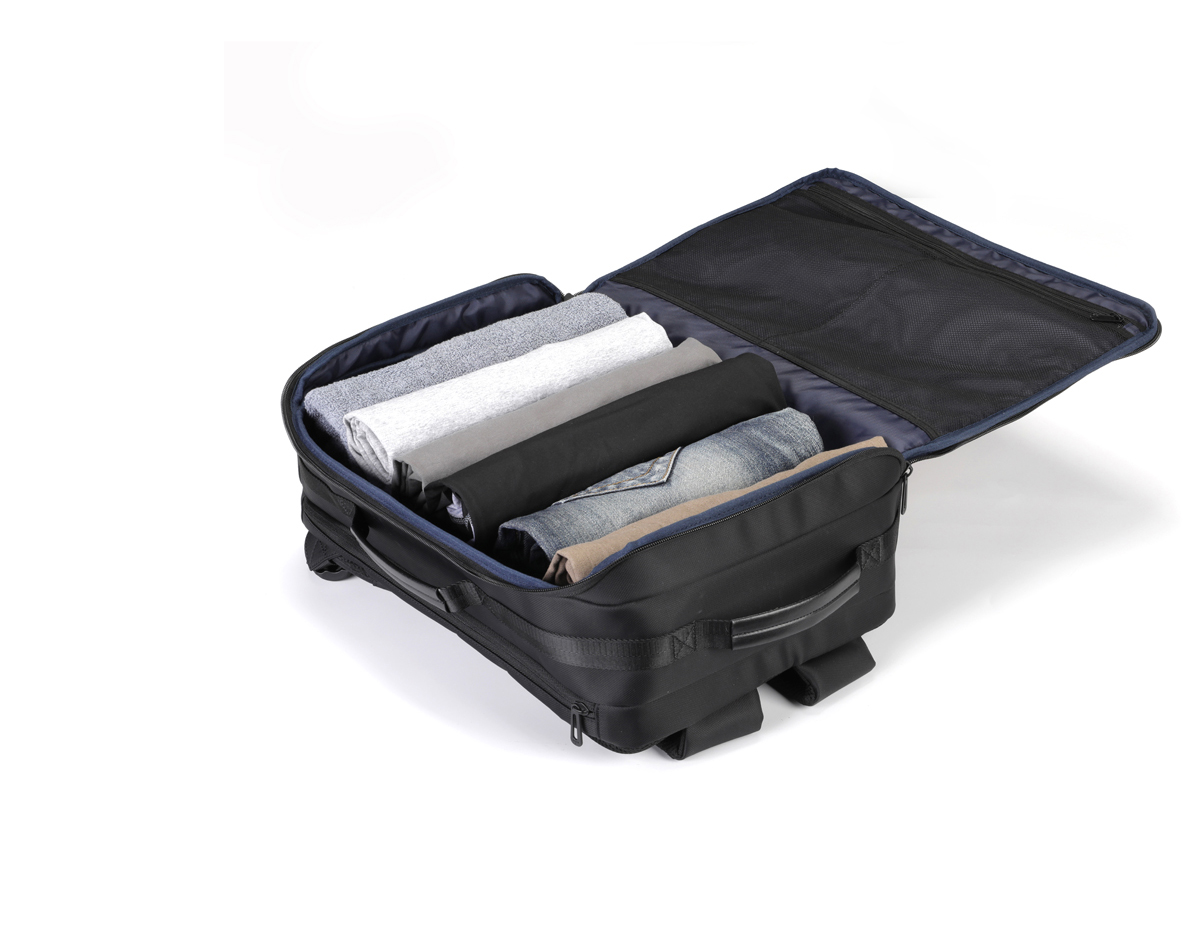 Mochila/Pasta premium, produzida em poliéster acolchoado, divisória com ampla abertura para acomodar vestuário e outros pertences, alças de ombro acolchoadas,alça na lateral para locomoção, interior com divisórias com zíper para acomodar pequenos objetos, engate para mala de viagem, aceita notebook de até 15,6”.