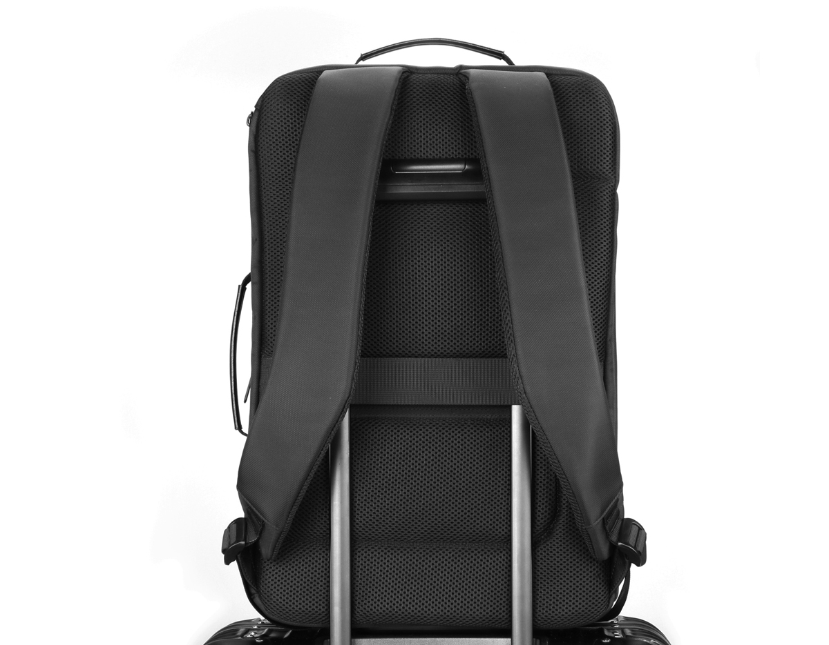 Mochila/Pasta premium, produzida em poliéster acolchoado, divisória com ampla abertura para acomodar vestuário e outros pertences, alças de ombro acolchoadas,alça na lateral para locomoção, interior com divisórias com zíper para acomodar pequenos objetos, engate para mala de viagem, aceita notebook de até 15,6”.