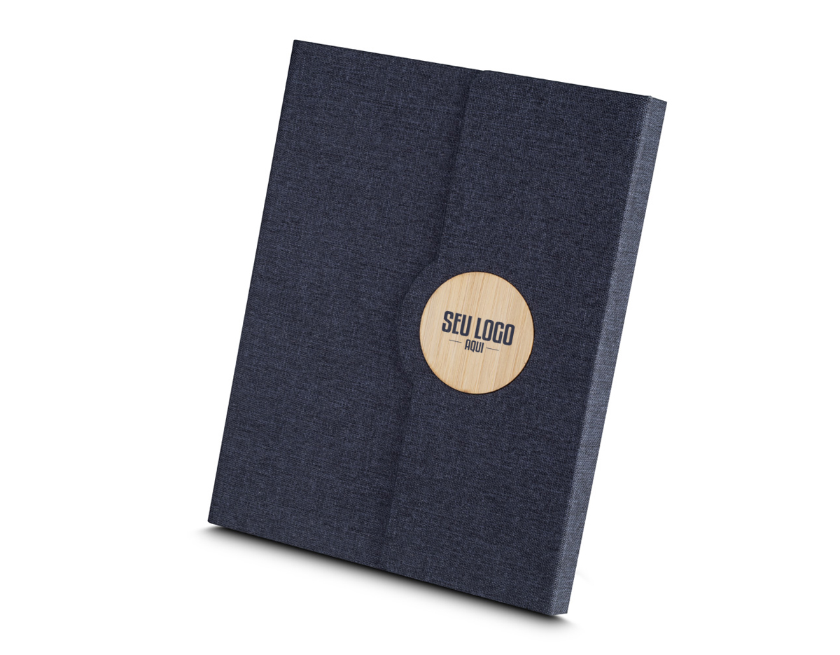 Caderno de anotações, capa em tecido RPET e detalhe em bambú com suporte para caneta na parte interna, miolo com 80 folhas pautadas.
