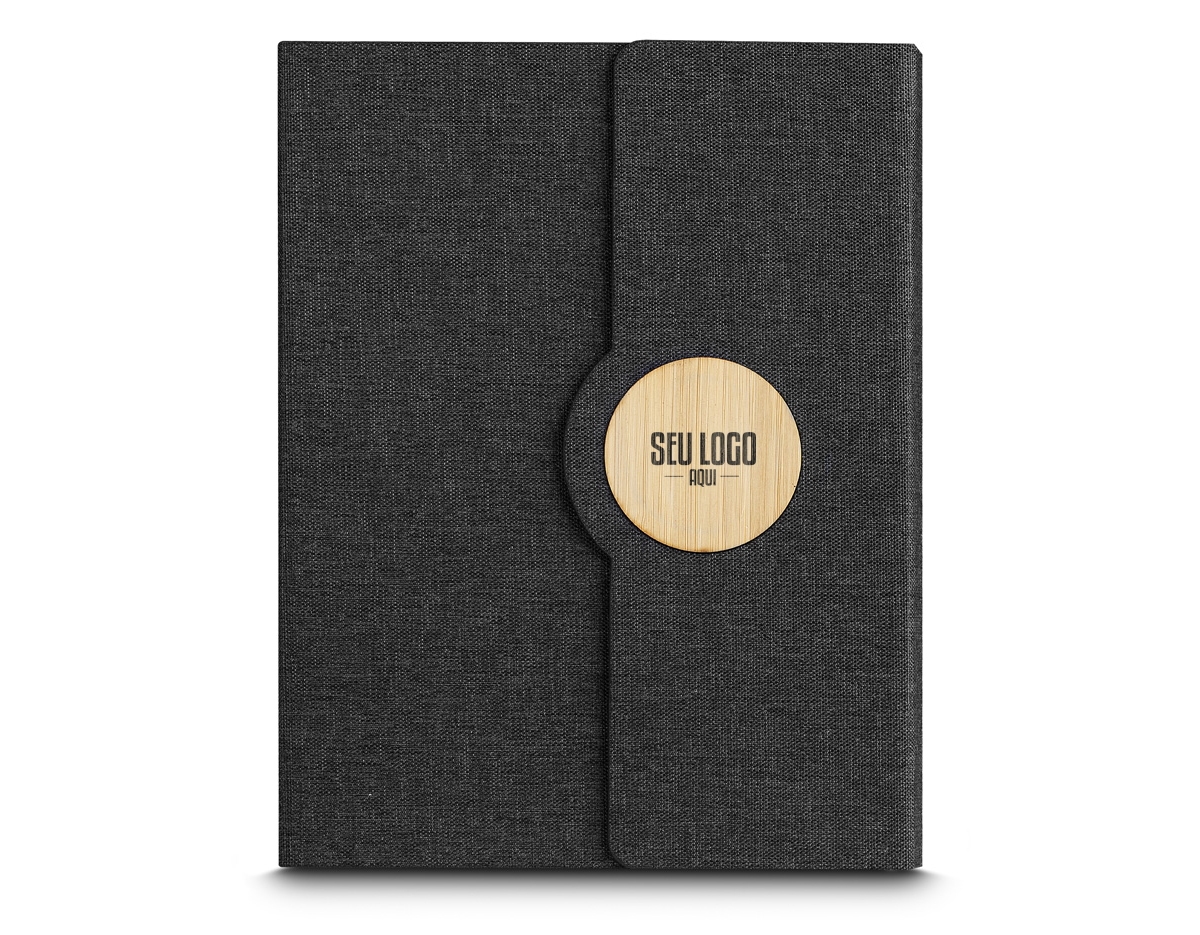 Caderno de anotações, capa em tecido RPET e detalhe em bambú com suporte para caneta na parte interna, miolo com 80 folhas pautadas.