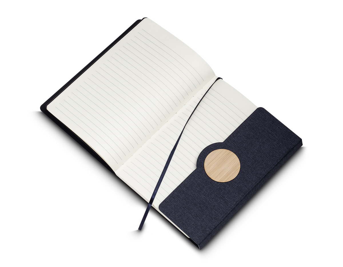 Caderno de anotações, capa em tecido RPET e detalhe em bambú com suporte para caneta na parte interna, miolo com 80 folhas pautadas.