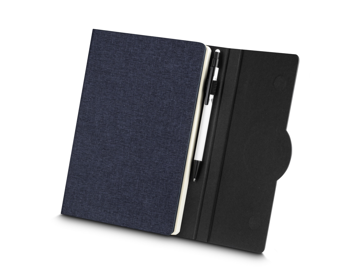 Caderno de anotações, capa em tecido RPET e detalhe em bambú com suporte para caneta na parte interna, miolo com 80 folhas pautadas.