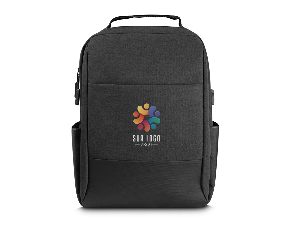 Mochila Pasta produzida em tecido de poliéster e PU, alça de ombro acolchoada, bolsos frontais com zíper,dois compartimentos laterais, aceita notebooks de até 15,6”. Alça de ombro ajustável, porta USB na lateral da mochila, compartimento com zíper na alça de ombro para pequenos objetos.