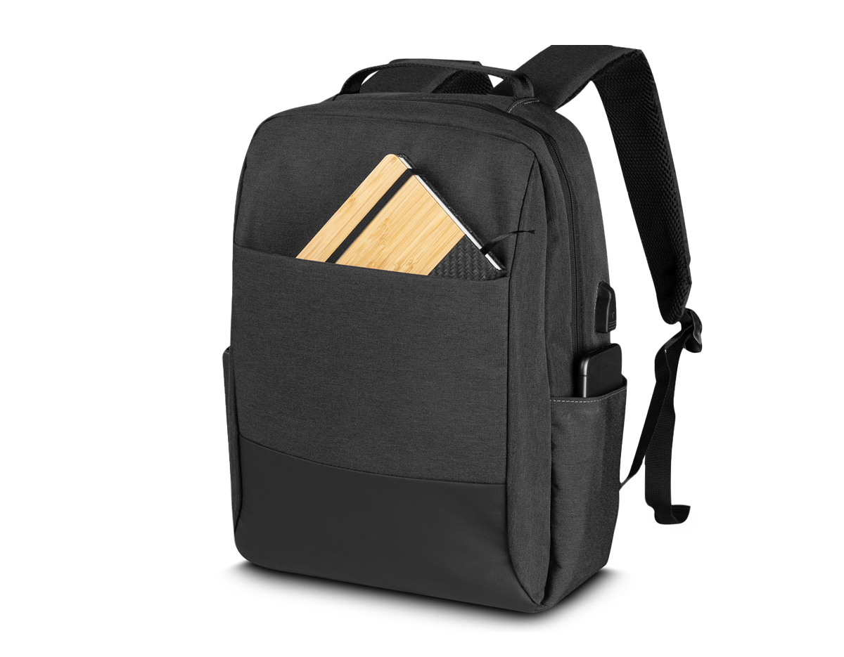 Mochila Pasta produzida em tecido de poliéster e PU, alça de ombro acolchoada, bolsos frontais com zíper,dois compartimentos laterais, aceita notebooks de até 15,6”. Alça de ombro ajustável, porta USB na lateral da mochila, compartimento com zíper na alça de ombro para pequenos objetos.