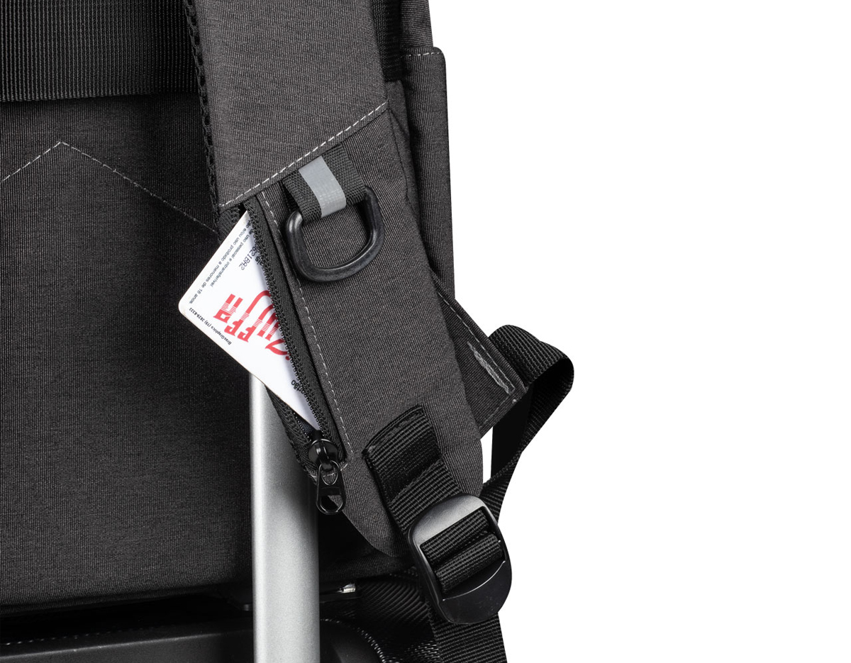Mochila Pasta produzida em tecido de poliéster e PU, alça de ombro acolchoada, bolsos frontais com zíper,dois compartimentos laterais, aceita notebooks de até 15,6”. Alça de ombro ajustável, porta USB na lateral da mochila, compartimento com zíper na alça de ombro para pequenos objetos.