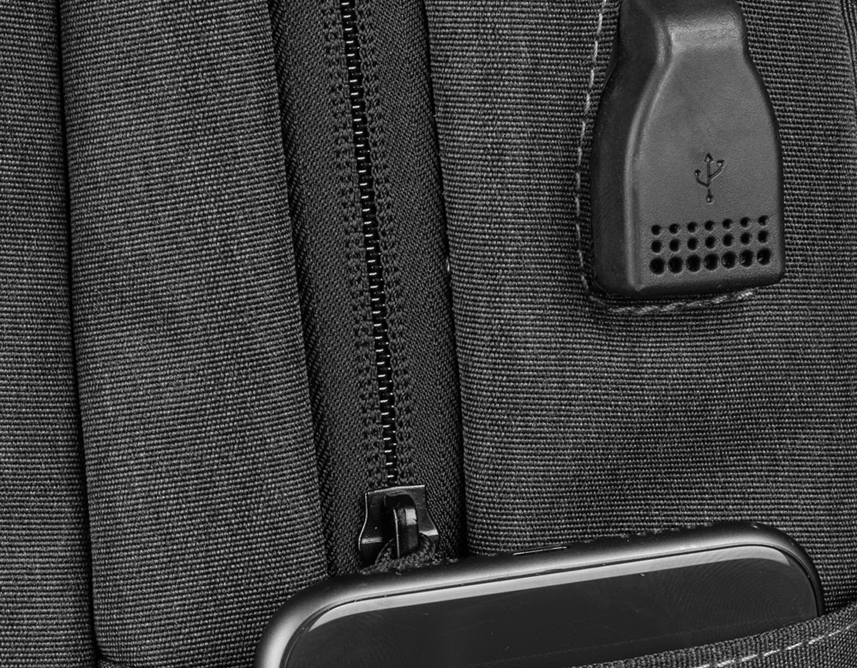 Mochila Pasta produzida em tecido de poliéster e PU, alça de ombro acolchoada, bolsos frontais com zíper,dois compartimentos laterais, aceita notebooks de até 15,6”. Alça de ombro ajustável, porta USB na lateral da mochila, compartimento com zíper na alça de ombro para pequenos objetos.