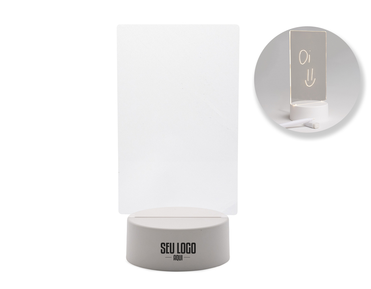 Luminária de mesa com luz Led, tela acrílica e base plástica. Acompanha caneta plástica com apagador integrado, tela 3D acrílica, base Led luminosa com cabo USB e espaço para 3 pilhas AA 1.5V .