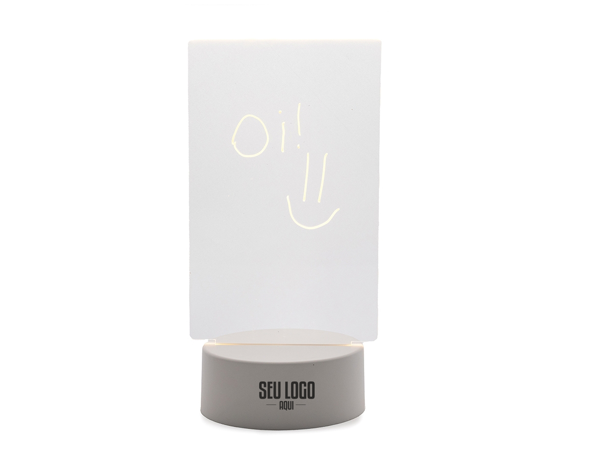 Luminária de mesa com luz Led, tela acrílica e base plástica. Acompanha caneta plástica com apagador integrado, tela 3D acrílica, base Led luminosa com cabo USB e espaço para 3 pilhas AA 1.5V .