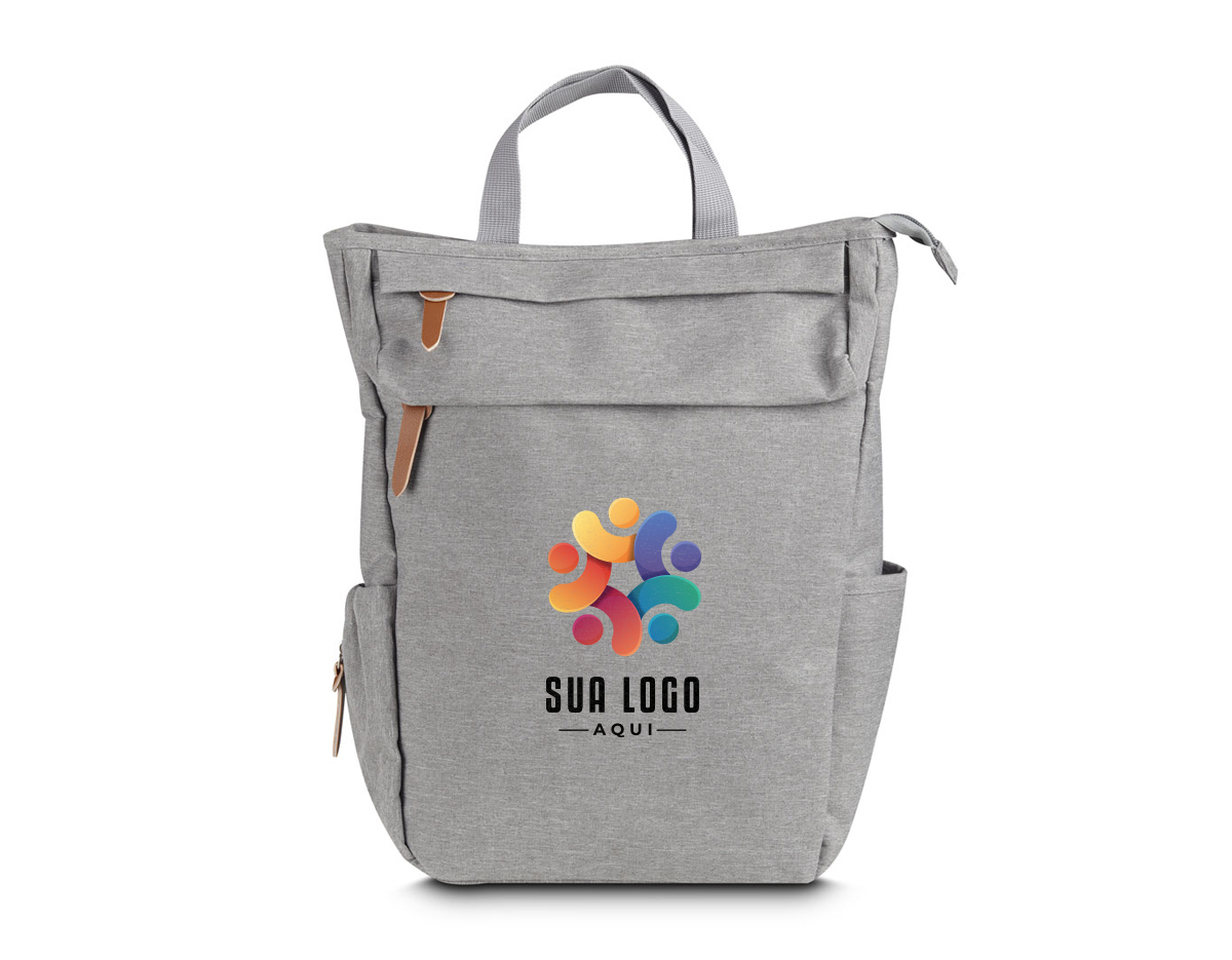 Mochila funcional em poliéster e couro sintético com alça de ombro, dois bolsos frontais com zíper e dois bolsos laterais.