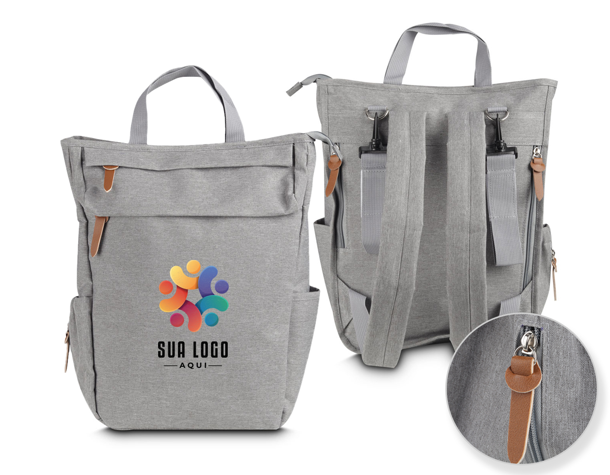 Mochila funcional em poliéster e couro sintético com alça de ombro, dois bolsos frontais com zíper e dois bolsos laterais.