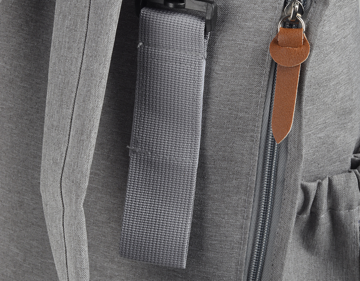 Mochila funcional em poliéster e couro sintético com alça de ombro, dois bolsos frontais com zíper e dois bolsos laterais.