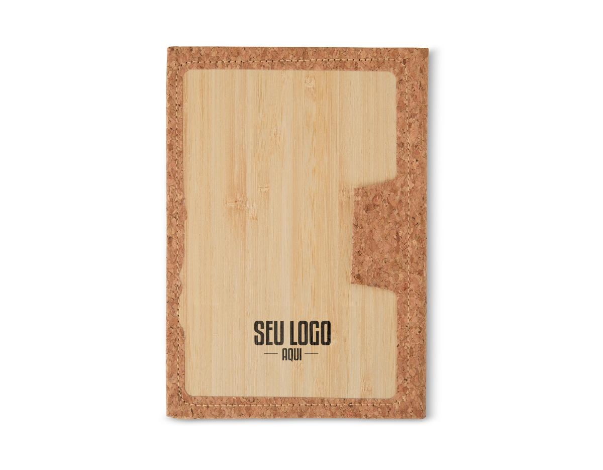 Caderneta ecológica feita de bambu com detalhe em cortiça. Contém cerca de 96 folhas brancas pautadas, ideal para anotações diárias. Inclui suporte lateral para caneta, oferecendo praticidade no uso diário.