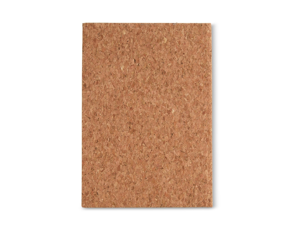 Caderneta ecológica feita de bambu com detalhe em cortiça. Contém cerca de 96 folhas brancas pautadas, ideal para anotações diárias. Inclui suporte lateral para caneta, oferecendo praticidade no uso diário.