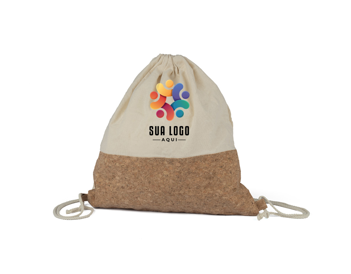 Bolsa em algodão cru com elegante detalhe em cortiça, oferecendo um design sustentável e moderno. Possui alças duplas ajustáveis para uso confortável nas costas, ideal para carregar objetos no dia a dia com praticidade e estilo.