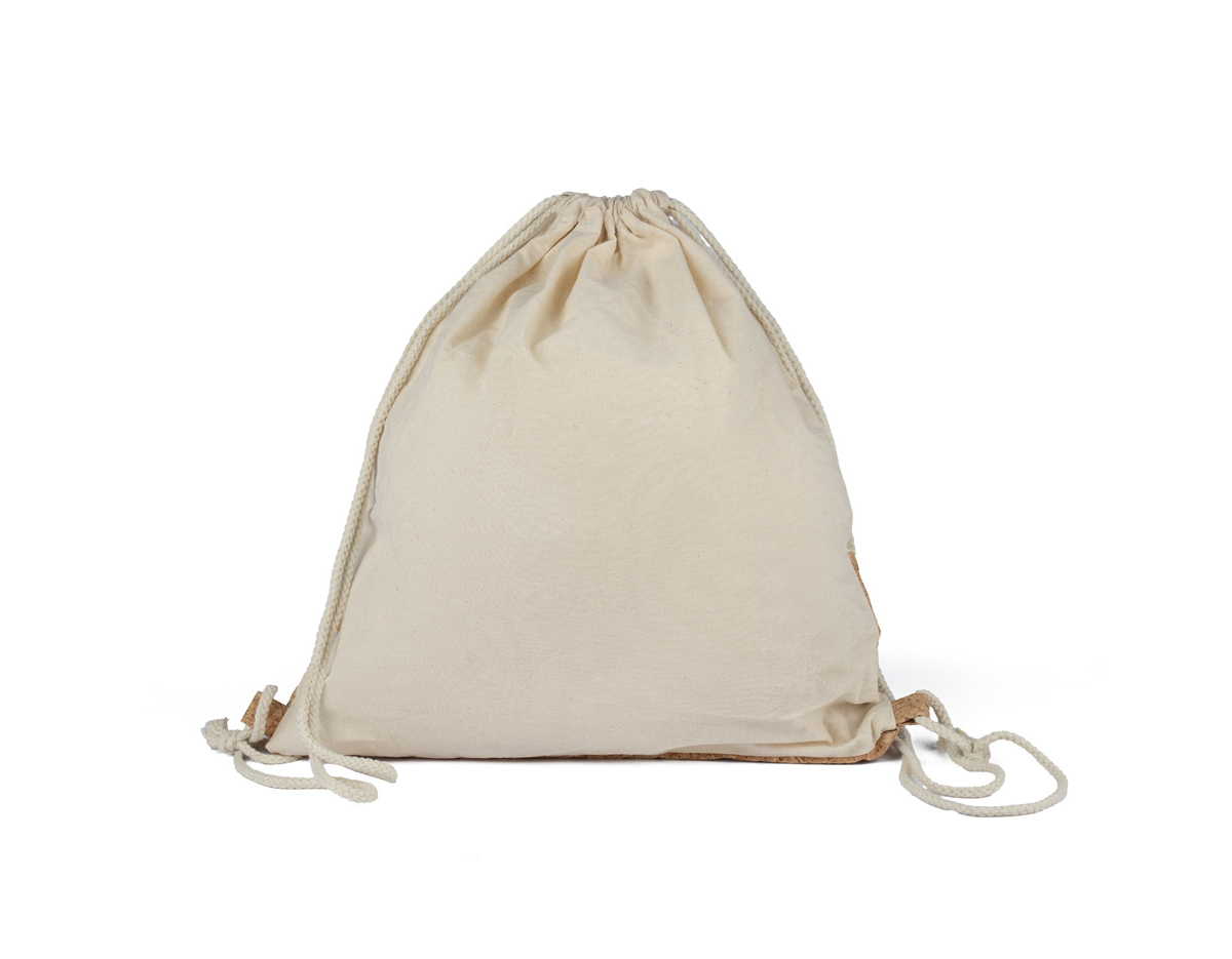 Bolsa em algodão cru com elegante detalhe em cortiça, oferecendo um design sustentável e moderno. Possui alças duplas ajustáveis para uso confortável nas costas, ideal para carregar objetos no dia a dia com praticidade e estilo.