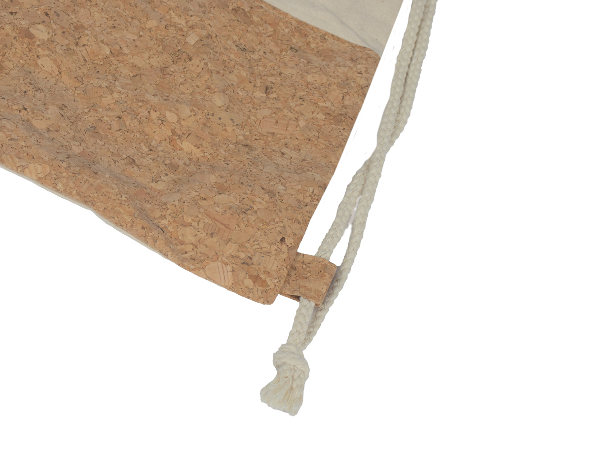 Bolsa em algodão cru com elegante detalhe em cortiça, oferecendo um design sustentável e moderno. Possui alças duplas ajustáveis para uso confortável nas costas, ideal para carregar objetos no dia a dia com praticidade e estilo.