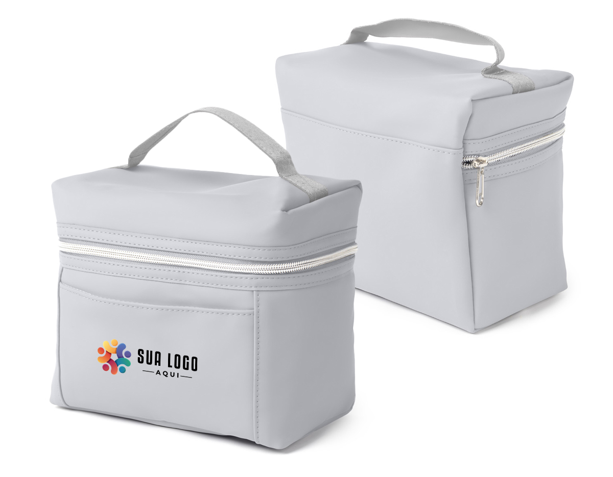 Bolsa térmica feita em PU, com costuras internas reforçadas para melhor isolamento. Conta com alça de mão para fácil transporte e um bolso frontal, ideal para armazenar pequenos itens. Perfeita para manter alimentos e bebidas na temperatura desejada durante o dia.