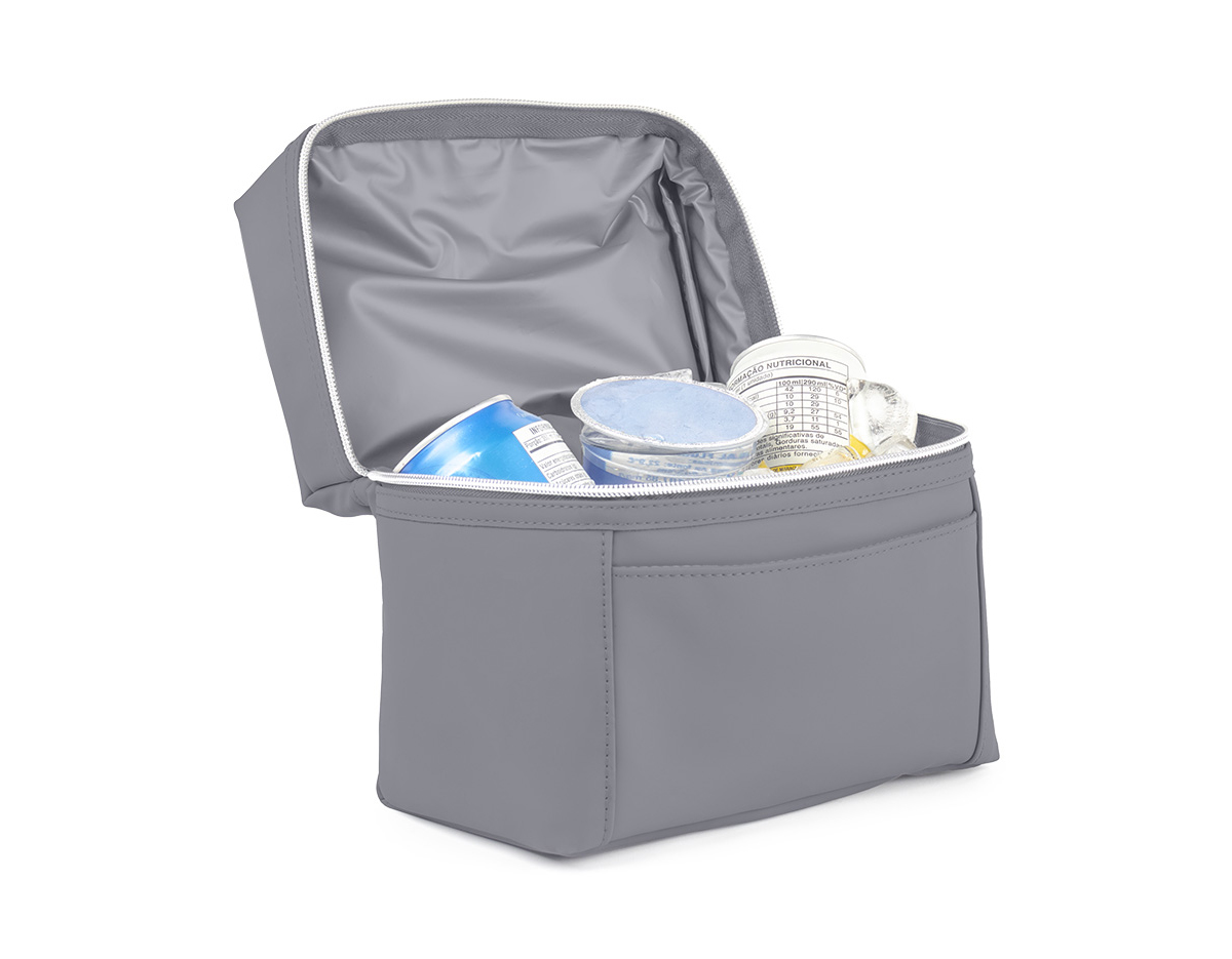 Bolsa térmica feita em PU, com costuras internas reforçadas para melhor isolamento. Conta com alça de mão para fácil transporte e um bolso frontal, ideal para armazenar pequenos itens. Perfeita para manter alimentos e bebidas na temperatura desejada durante o dia.
