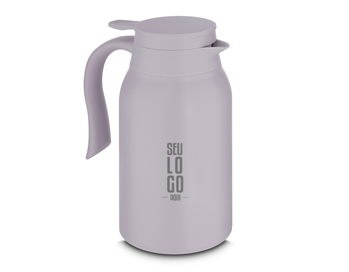 Garrafa térmica de parede dupla em aço inox, equipada com alça para transporte e tampa plástica com vedação em silicone. Conta com sistema corta-pingo para evitar desperdício e garantir praticidade ao servir.