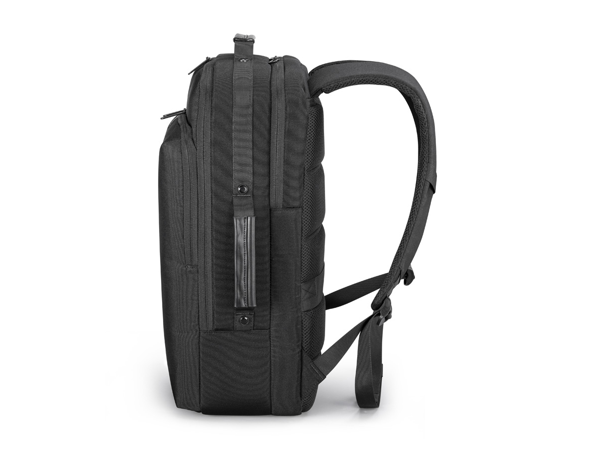Mochila premium, produzida com couro  acolchoado, alças de ombro acolchoadas, interior com divisórias com zíper para acomodar pequenos objetos, dois bolsos frontais com zíper, na parte das costas uma divisória com zíper, engate para mala de viagem, aceita notebook de até 15,6”, porta USB tipo C na lateral.